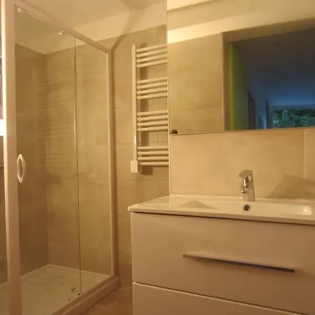 T2 Refait A Neuf Avec Petit Jardin Et Parking Appartement Millau