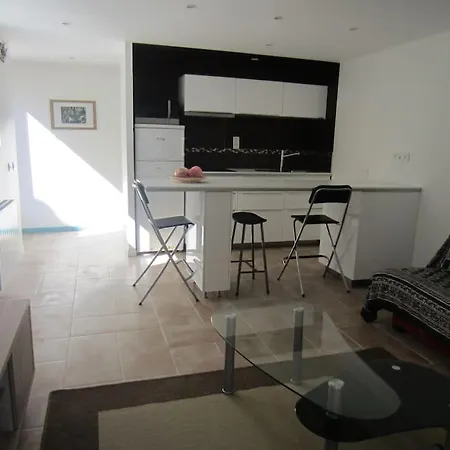 T2 Refait A Neuf Avec Petit Jardin Et Parking Appartement *